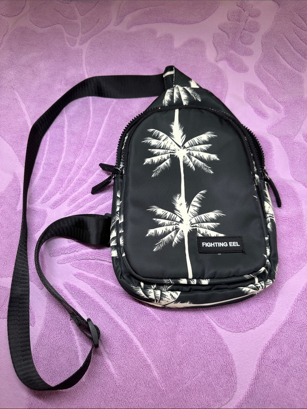 Fighting Eel Black and White Palm-Print Sling Bag